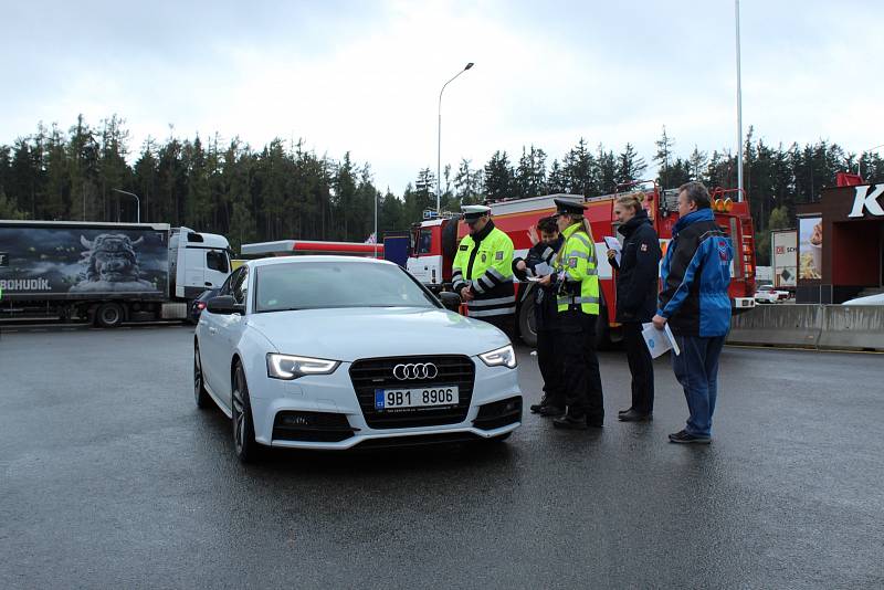 Zaskočeným řidičům nerozdávali v úterý na dálnici D1 u Devíti křížů policisté pokuty, ale informační letáky a reflexní vesty.