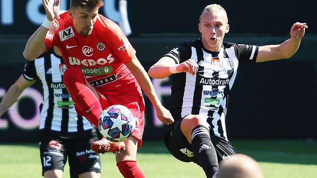 Fotbalista Zbrojovky Brno Jiří Texl (v červeném).