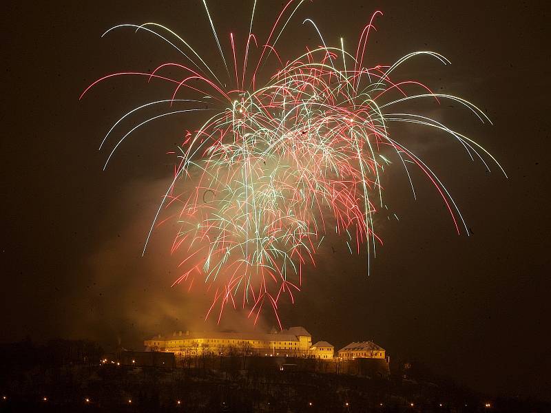 Novoroční ohňostroj nad brněnským hradem Špilberk.