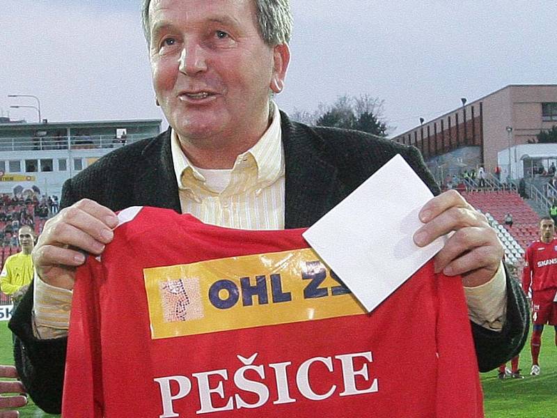Bývalý hráč Zbrojovky Karel Pešice dostal pamětní dres a doživotní vstupenku do VIP prostor stadionu.