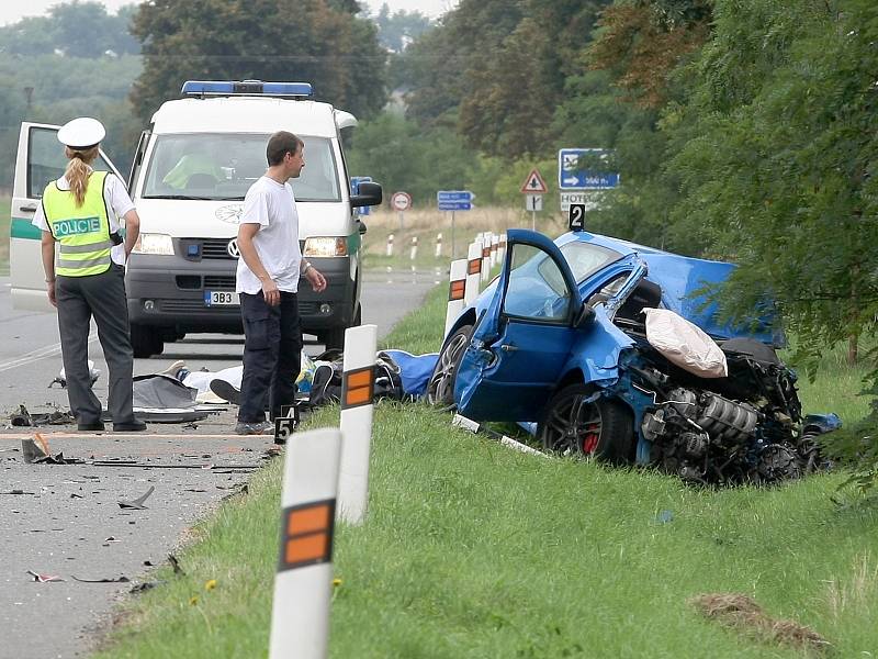 Střet kamionu a auta u Pohořelic skončil ve středu ráno tragicky. Dva lidé zemřeli.