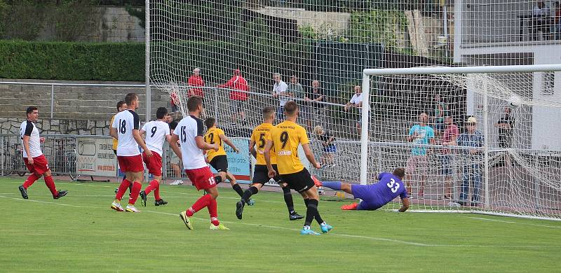 Fotbalisté Rosic (ve žlutém) porazili Frýdlant nad Ostravicí 5:1.