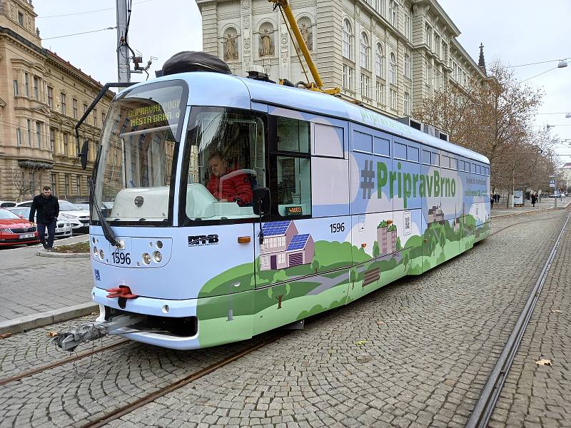 Speciální tramvaj odkazuje na kampaň Připrav Brno, upozorňuje také na snahu města snižovat emise oxidu uhličitého. Městskými ulicemi jezdí od úterý.