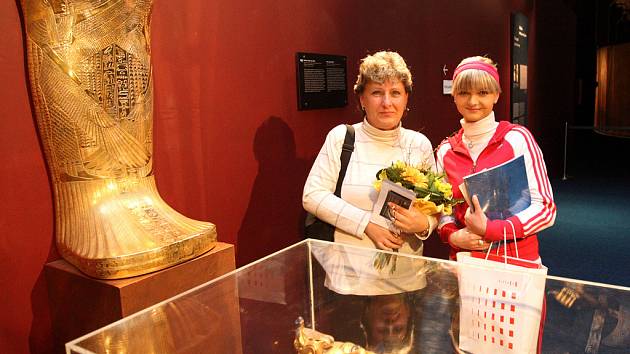 Stotisící návštěvník výstavy o Tutanchamonovi - Alena Krejčiříková s dcerou Petrou.