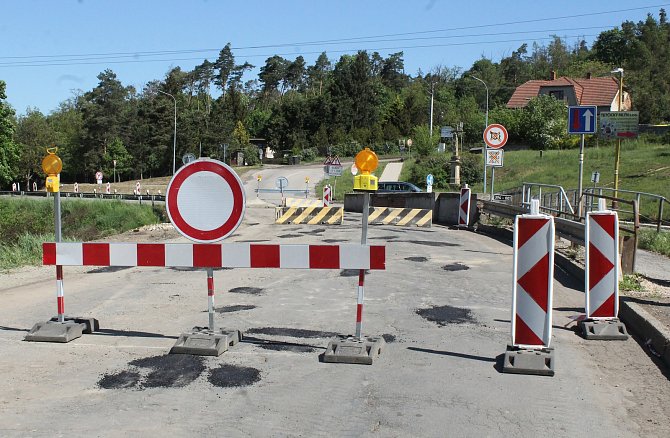 Most v Tetčicích museli kvůli havarijnímu stavu uzavřít. Po opravě jej ve čtvrtek ve čtyři hodiny odpoledne znovu otevřou.