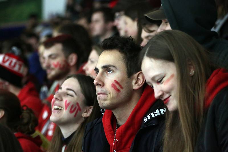 Hokejový souboj Masarykovy univerzity (v modrém) a Vysokého učení technického (v červeném) v Brně.