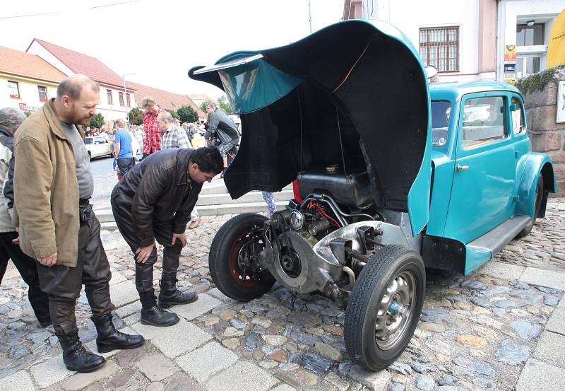 Vlastnit auto bývala rarita a taky drahá záležitost. Kdo tedy vůz měl, střežil ho jako oko v hlavě a provětrával jen svátečně. Lidé z Tišnova na Brněnsku si tuto dobu v sobotu připomněli už popatnácté na Přehlídce elegance historických vozidel.