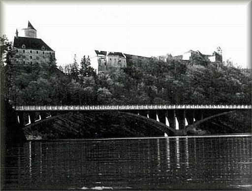 Starý obloukový most pod hradem Veveří byl zničen na sklonku druhé světové války.