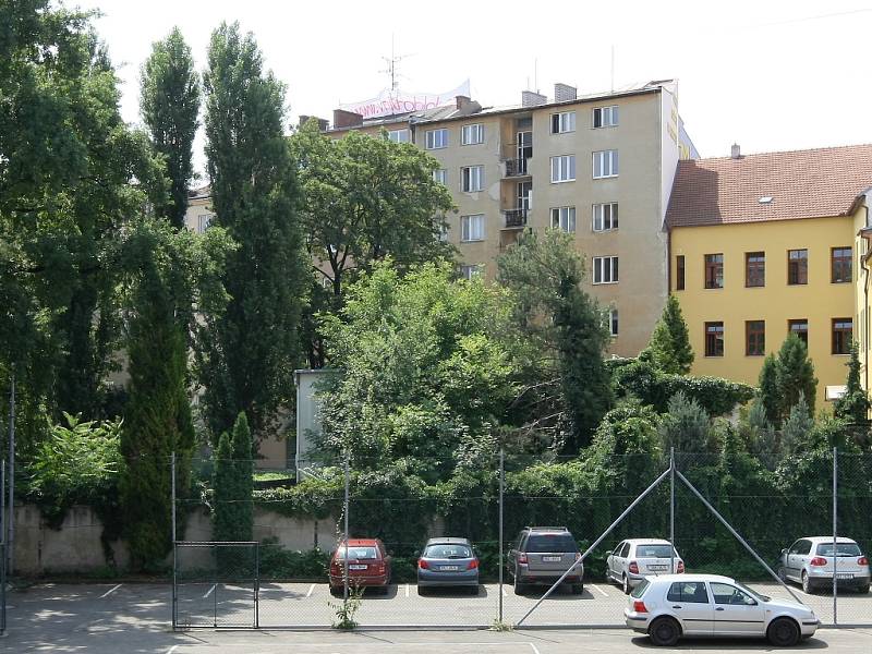 Obyvatelé domu na Kolišti se nechtějí vzdát své zahrady ve dvoře.