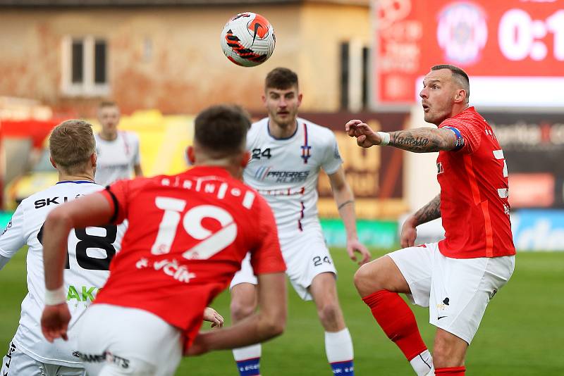 Fotbalisté Zbrojovky (v červeném) prohráli v derby s Líšní 1:3