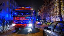 Víc než třicet lidí muselo v noci kvůli požáru opustit dům v Meluzínově ulici.