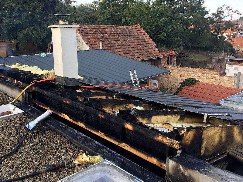 Šest jednotek hasičů zasahovalo v sobotu dopoledne u požáru střechy rodinného domu v Blučině na Brněnsku. Hasiči museli plechovou střechu rozřezat, aby se dostali k ohnisku požáru. Předběžná škoda je vyčíslena na necelých čtyři sta tisíc korun.