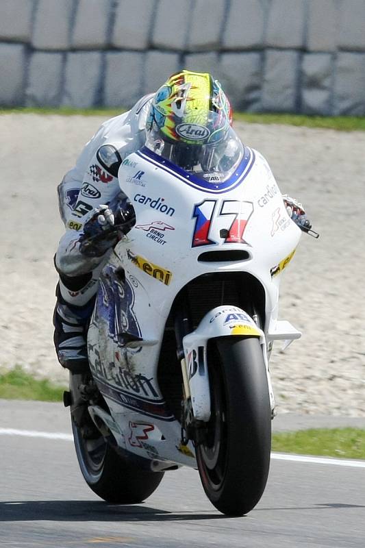 Průřez závodnickou kariérou brněnského motocyklového jezdce Karla Abrahama.