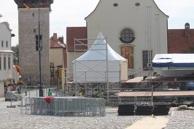 Už jen hodiny zbývají do zahájení Znojemského historického vinobraní. V centru města je to znát.