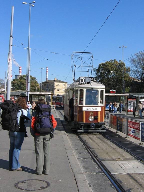 Historická tramvaj v Brně u hlavního nádraží.