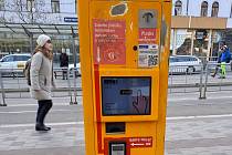 Automatů na jízdenky v Brně ubývá. Například na tramvajové zastávce u hlavního nádraží je i na platbu kartou. Automaty jsou třeba i na Moravském náměstí.