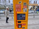Automatů na jízdenky v Brně ubývá. Například na tramvajové zastávce u hlavního nádraží je i na platbu kartou. Automaty jsou třeba i na Moravském náměstí.