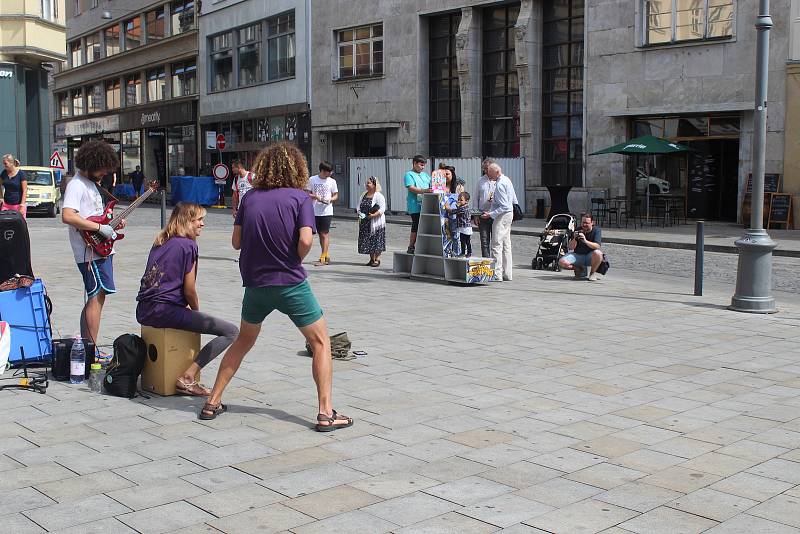 Umělci v Brně hráli na autech, balkónech, rikšách i na ulici. Součástí festivalu Maraton hudby byl i busking