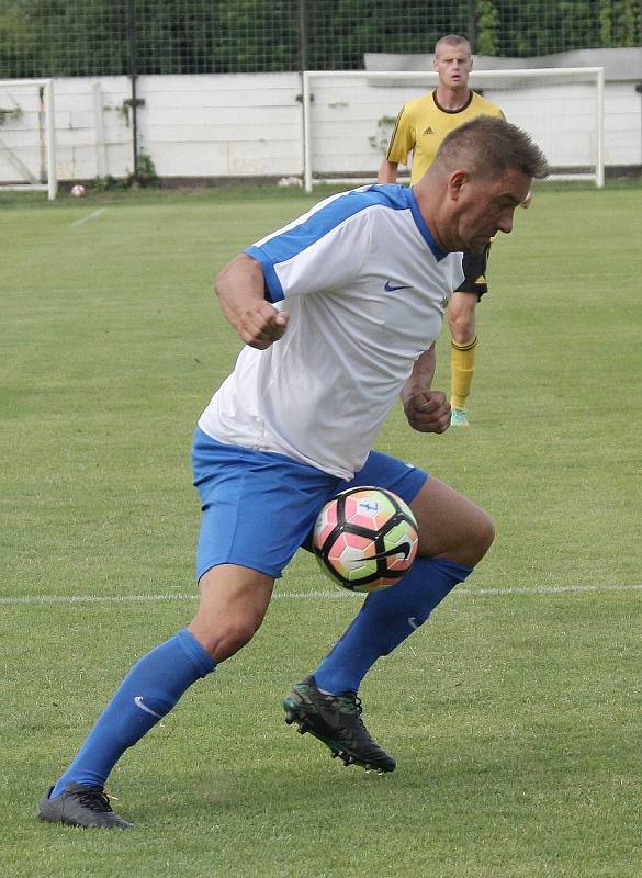 Tišnov (v bílých dresech) v neděli v předkole Mol Cupu porazil Rosice v přestřelce 5:4 po prodloužení.