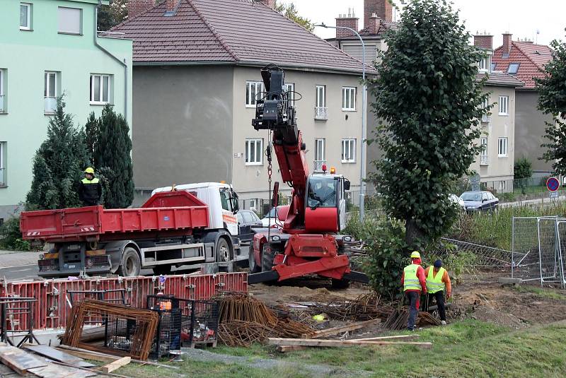 Dělníci v pondělí instalují nosníky nového mostu přes řeku Svitavu. Jedná se o součást stavby velkého městského okruhu Tomkovo náměstí v Brně. V akci je největší automobilový jeřáb s teleskopickým ramenem v České republice.