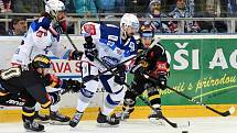 Domácí HC Kometa Brno v bílém (Ivan Baranka) proti HC Litvínov.