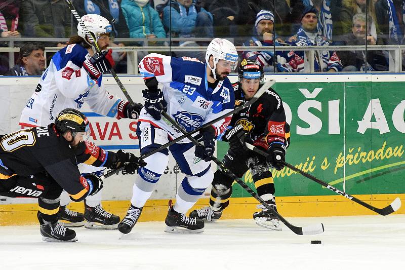 Domácí HC Kometa Brno v bílém (Ivan Baranka) proti HC Litvínov.