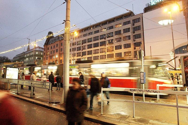 Omezení spojů vlakové dopravy vzhledem k obtížím spojené s námrazou u vlakových tratí. tramvajová doprava je v některých dopravních linkách nahrazena autobusovou dopravou.