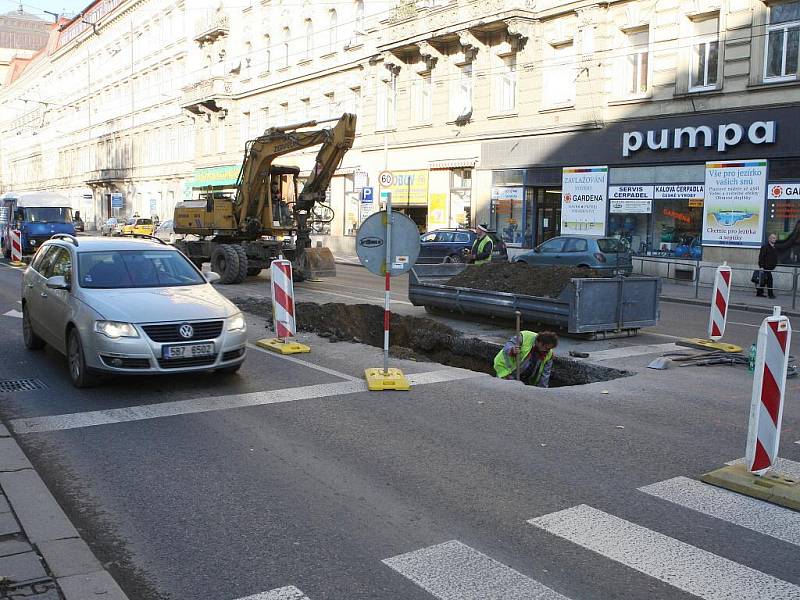 Na křižovatce Cejlu a Koliště prasklo parovodní potrubí.