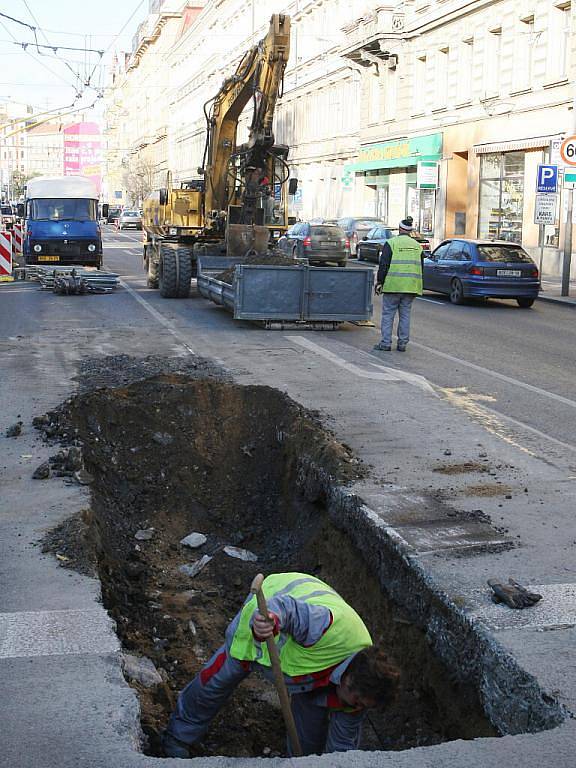 Na křižovatce Cejlu a Koliště prasklo parovodní potrubí.