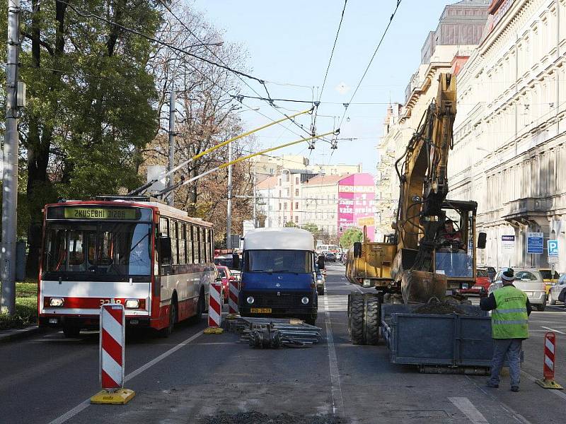 Na křižovatce Cejlu a Koliště prasklo parovodní potrubí.