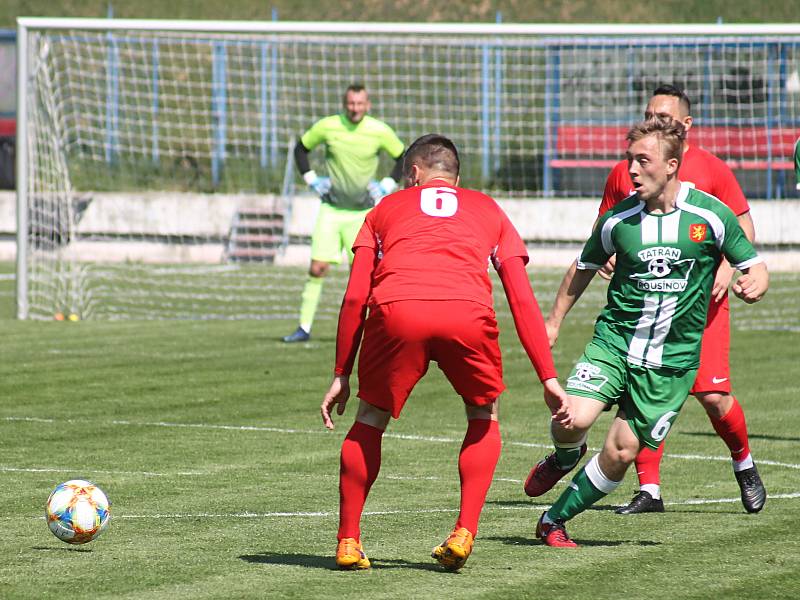V utkání krajského přeboru fotbalistů remizoval Tatran Bohunice (červené dresy) s Tatranem Rousínov 1:1.