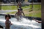 Třicetistupňové horko ve čtvrtek vylákalo mnohé Jihomoravany k vodě. A to nejen na koupaliště, ale i k občerstvování v centru města Brna. Podle meteorologů budou horka pokračovat i v pátek a lidi čekají teploty v rozmezí 32 až 36 stupni.