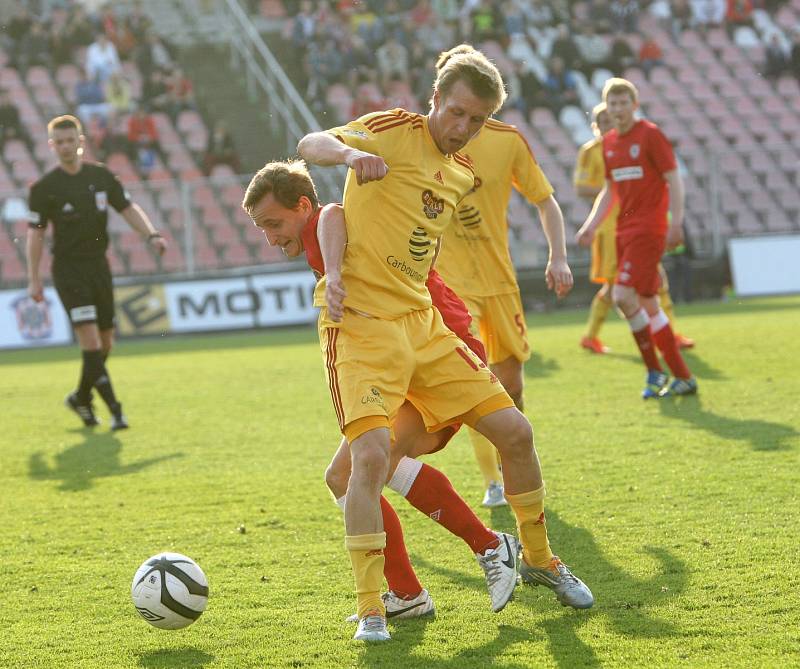 Brněnská Zbrojovka (v červeném) hostila na domácím stadionu pražskou Duklu.