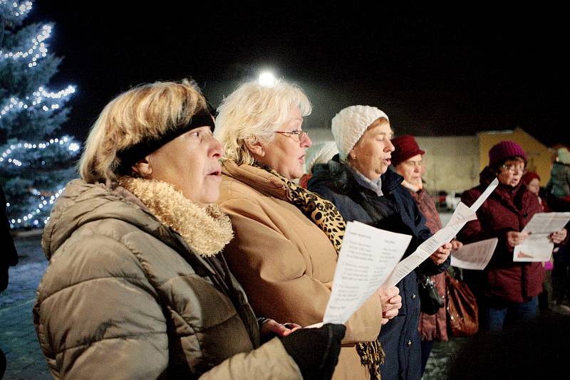 Do akce Česko zpívá koledy se zapojili také lidé v Bílovicích nad Svitavou.