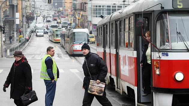 Zřejmě zkratovaná měnírna ochromila ve čtvrtek ráno tramvajovou dopravu v centru města. Dopravní podnik nasadil na linky náhradní autobusy a zanedlouho tramvaje zprovoznil díky náhradnímu zdroji. 