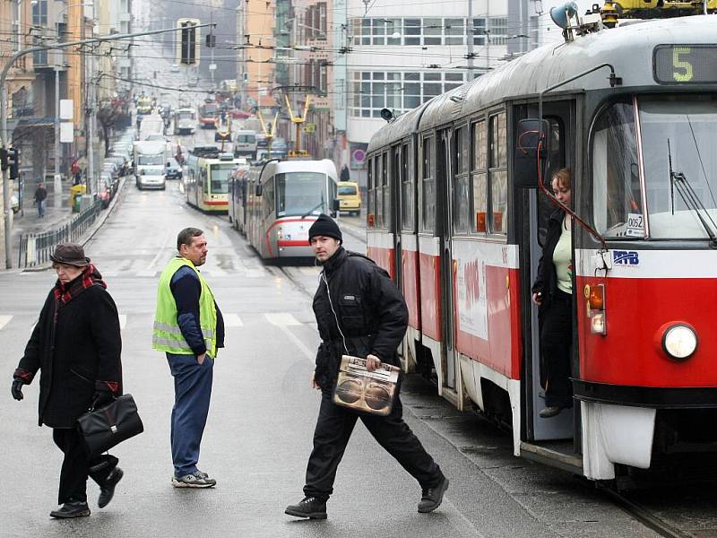 Zřejmě zkratovaná měnírna ochromila ve čtvrtek ráno tramvajovou dopravu v centru města. Dopravní podnik nasadil na linky náhradní autobusy a zanedlouho tramvaje zprovoznil díky náhradnímu zdroji. 