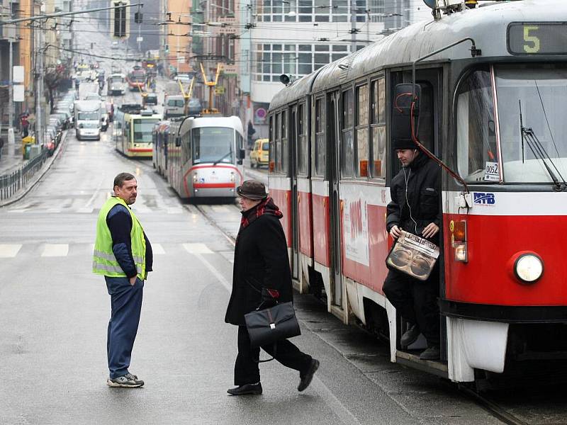 Zřejmě zkratovaná měnírna ochromila ve čtvrtek ráno tramvajovou dopravu v centru města. Dopravní podnik nasadil na linky náhradní autobusy a zanedlouho tramvaje zprovoznil díky náhradnímu zdroji. 