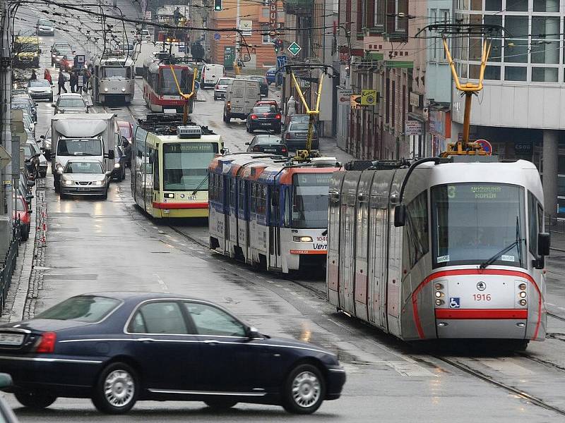 Zřejmě zkratovaná měnírna ochromila ve čtvrtek ráno tramvajovou dopravu v centru města. Dopravní podnik nasadil na linky náhradní autobusy a zanedlouho tramvaje zprovoznil díky náhradnímu zdroji. 