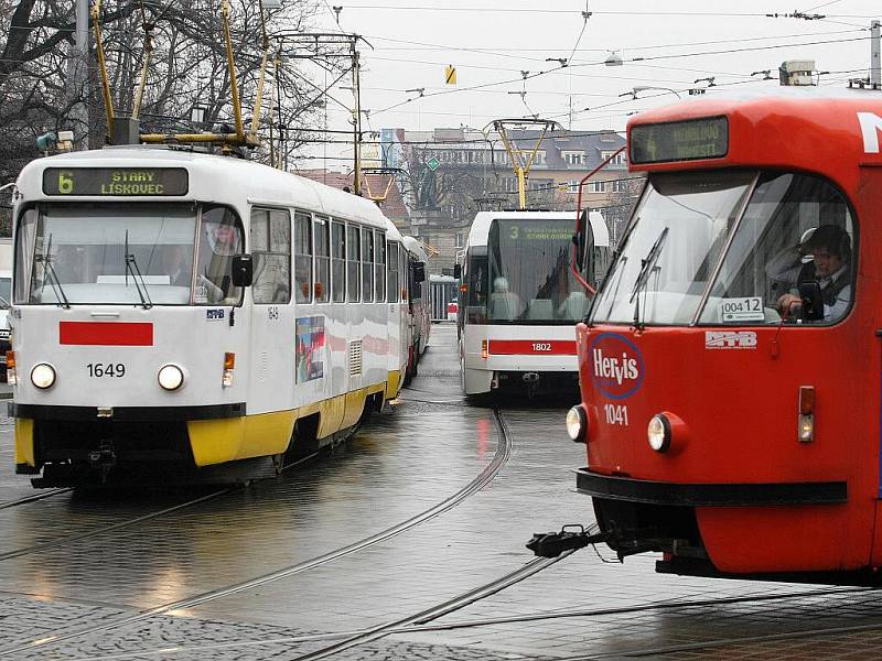 Zřejmě zkratovaná měnírna ochromila ve čtvrtek ráno tramvajovou dopravu v centru města. Dopravní podnik nasadil na linky náhradní autobusy a zanedlouho tramvaje zprovoznil díky náhradnímu zdroji. 