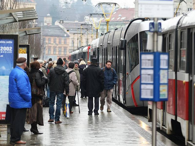 Zřejmě zkratovaná měnírna ochromila ve čtvrtek ráno tramvajovou dopravu v centru města. Dopravní podnik nasadil na linky náhradní autobusy a zanedlouho tramvaje zprovoznil díky náhradnímu zdroji. 