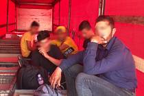 Pět nelegálních migrantů objevili celníci v brněnské Slatině.