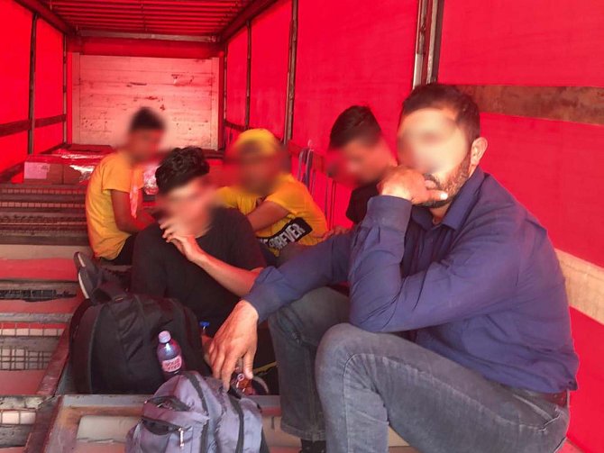 Pět nelegálních migrantů objevili celníci v brněnské Slatině.