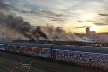 Požár na dolním nádraží v Brně zasáhl v úterý v podvečer tři vagony a lokomotivu, hořelo tam i ve středu odpoledne.