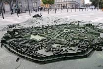 Moravské náměstí v Brně zdobí plastická mapa města.