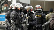 Tréninku Speciálních pořádkových jednotek se v úterý účastní více než čtyři sta policistů. 