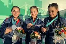 Zina Hrdličková, Lea Kučerová a Martina Matějková vybojovaly na mistrovství světa v Osijeku stříbrnou medaili v týmové soutěži v disciplíně trap.
