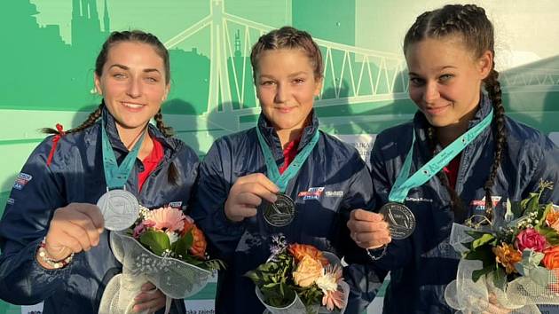 Zina Hrdličková, Lea Kučerová a Martina Matějková vybojovaly na mistrovství světa v Osijeku stříbrnou medaili v týmové soutěži v disciplíně trap.