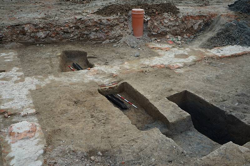 Archeologický výzkum v Hybešově ulici. Odborníci odkryli pozůstatky vodoteče.