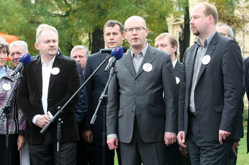 Šest týdnů se strany kandidující do poslanecké sněmovny snažily v kampaních získat hlasy voličů. 