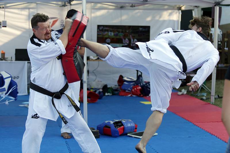 Olympijský festival přilákal v den zahájení stovky diváků. V areálu na brněnské Riviéře si mohli lidé vyzkoušet desítky různých olympijských sportů a je pro ně připraveno sportovní i relaxační zázemí.